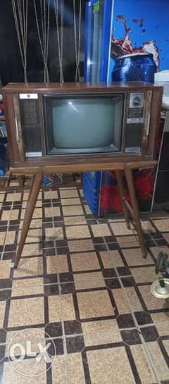 تلفزيون لمبات قديم جدا ونادر شغال بحاله ممتازه 0