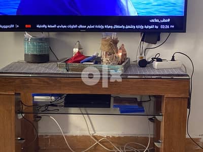 ترابيزه تلفزيون آرو وعليها زجاج ورف للرسيڤر