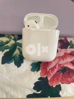 airpods 2 left side and the case 0