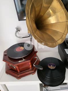 Gramophone + a collection of records 0