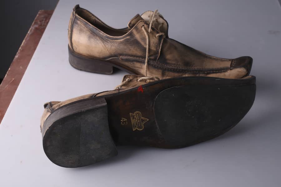 حذاء تصميم  فريد  مقاس 43    اورجينال ايطالي 0