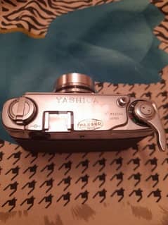 الكاميرا الشهيرة القديمة Yashica J من عام ١٩٦١ 0
