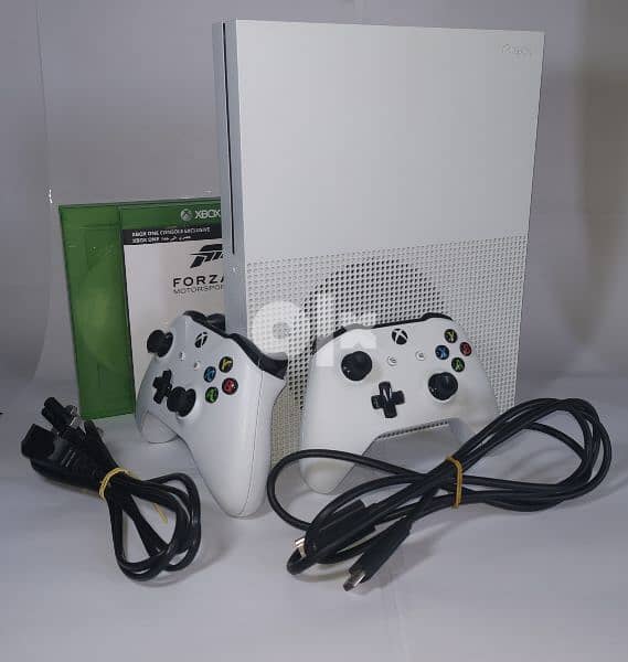 Xbox one s 500gb 2 Controllers 0