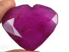 حجر ياقوت طبيعي تحفة على شكل قلب حجم مناسب لعمل دلاية راقية جدا 0