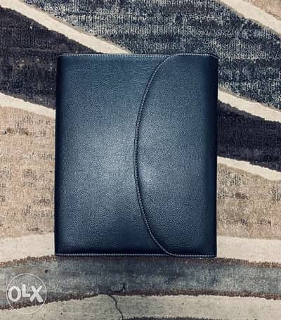 نوتبوك و حافظ مستندات مع أله حاسبة و جرابات متعددة مع مكان للأقلام