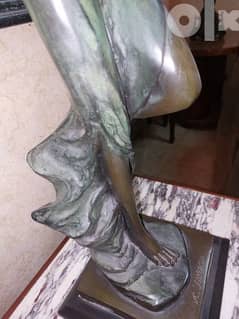 تمثال برونز لبنت تحمل شمعدان