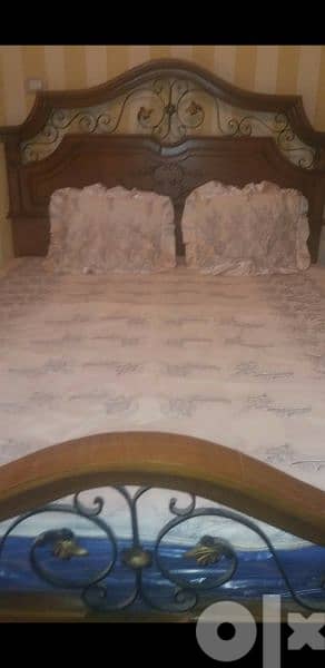 مفرش سرير أبيض ستان بتطريز عالي جدا بخيط الصرما الفضي بحالته وبالكيس 3