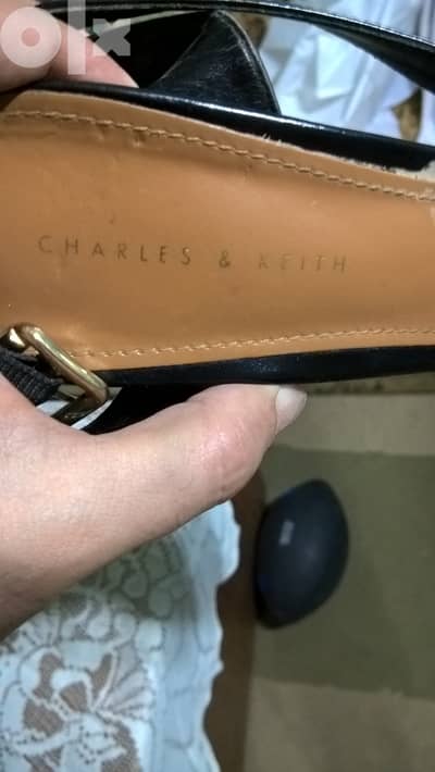 هيلز  ماركة  CHARLES & KEITH