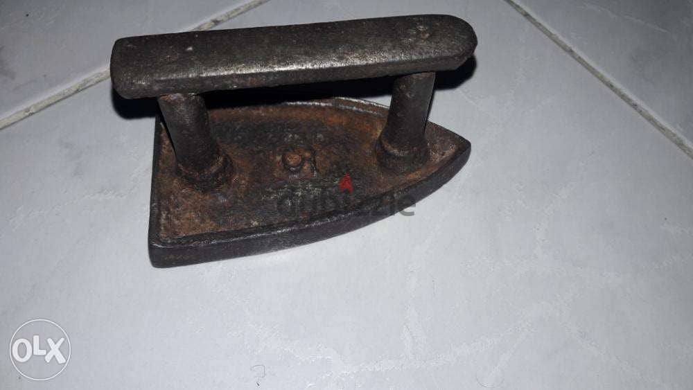 مكواة كرافتات حديد قديمة إنجليزي صغيرة رقم 3   Antique Small Iron No. 1