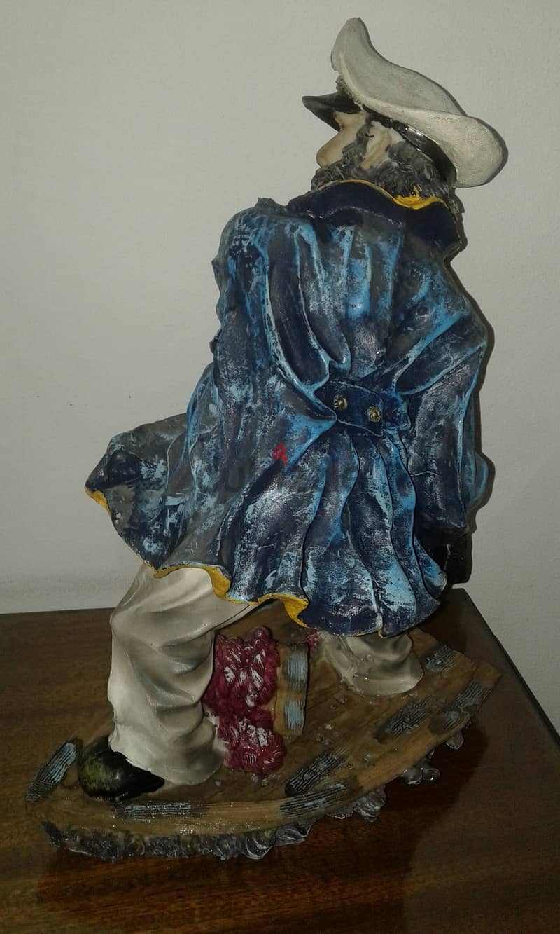 تمثال قبطان بحري بتفاصيل دقيقة مميزة بحالة ممتازة الخامه من الريزن 2