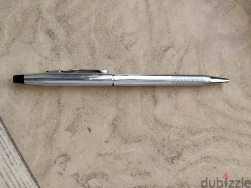 قلم جاف كروس فضى بحالة ممتازة سعره الاصلى ١٢٠٠ جم 1