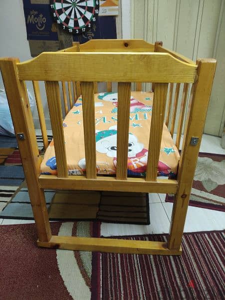 سرير اطفال لم يستعمل خشب بالملل ومرتبه سفينج 1