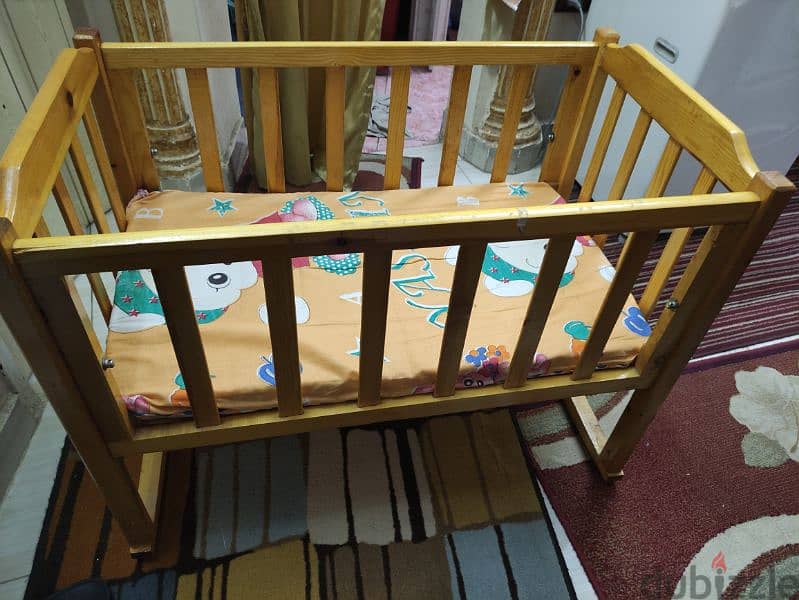 سرير اطفال لم يستعمل خشب بالملل ومرتبه سفينج من عمر يوم حتي عمر سنتين 3