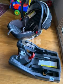 graco car seat and it’s base 0