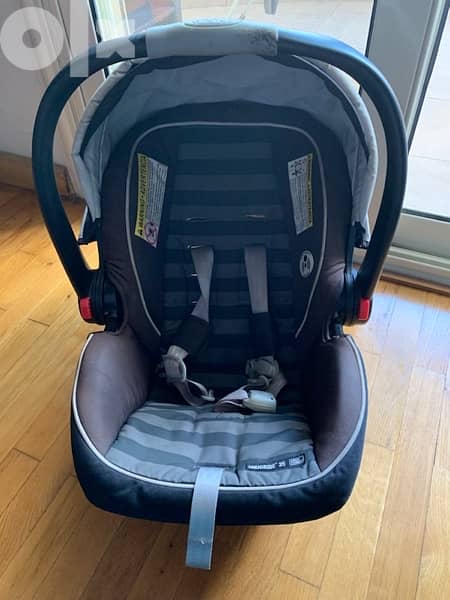 graco car seat and it’s base 1