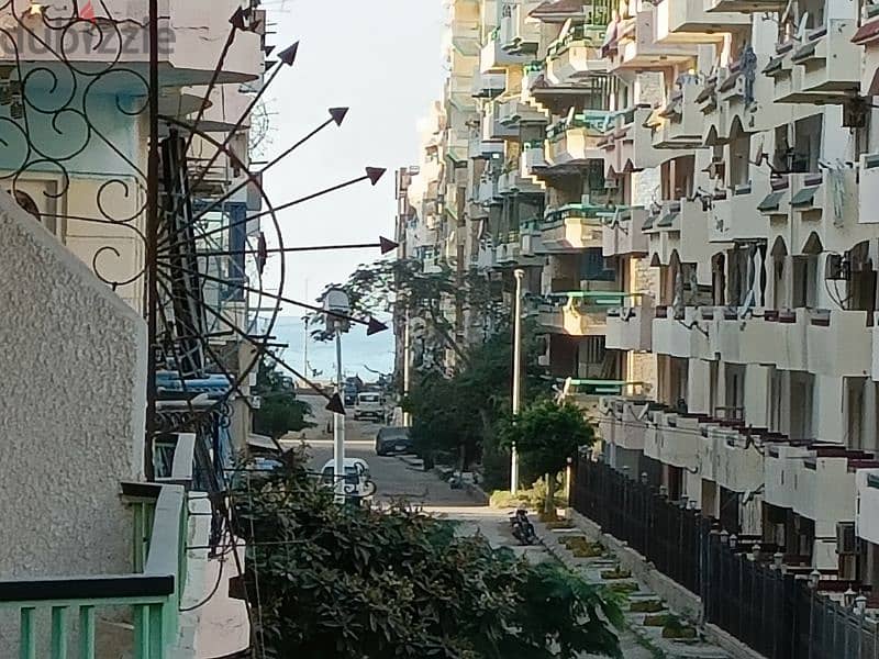 امتلك شقة في الإسكندرية شاطئ النخيل مساحة 130متر أمام دار الدفاع الجوي 13