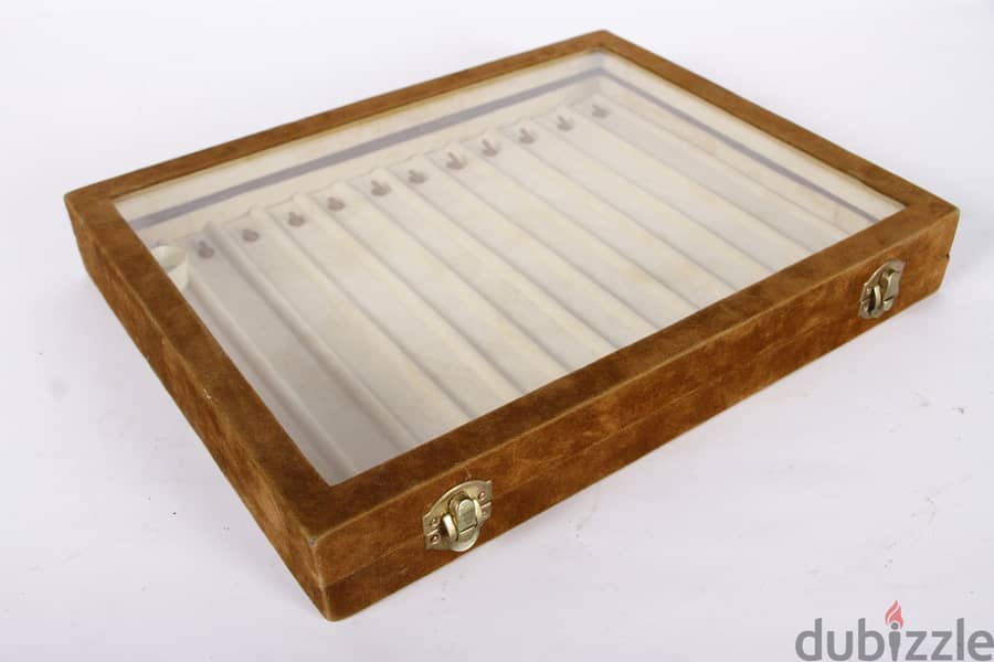 صندوق  من الخشب  منجد بالقطيفة لحفظ الانسيالات والسلاسل والاكسسوارات 3