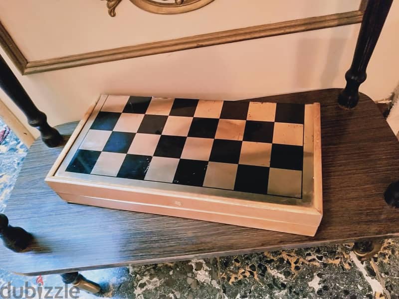 شطرنج وطاولة من السبعينيات . قاعدة مغناطيس . رقعة كبيرة 40 سم*40 سم 16