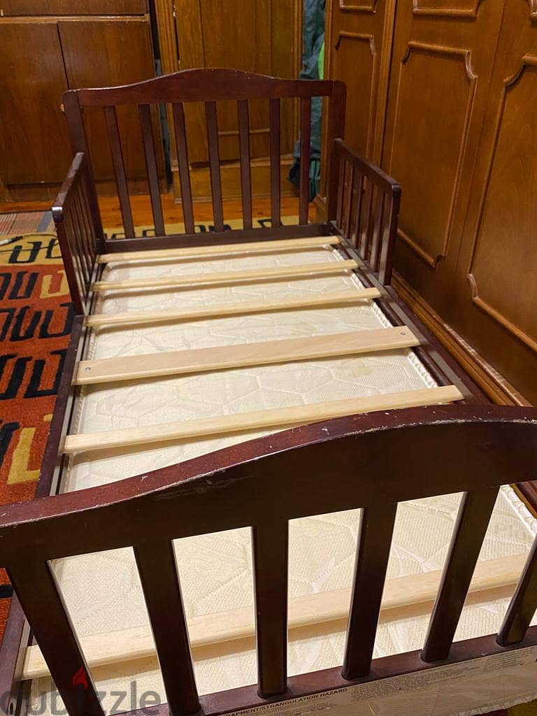 سرير خشبي للأطفال اللون بني غامق بحالة ممتازة ١٣٦ في ٧٥  بالمرتبة. 1