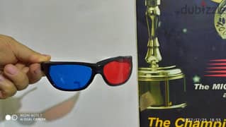 للبيع نظارات ثلاثية الابعاد بعدسات لون ازرق واحمر جديده