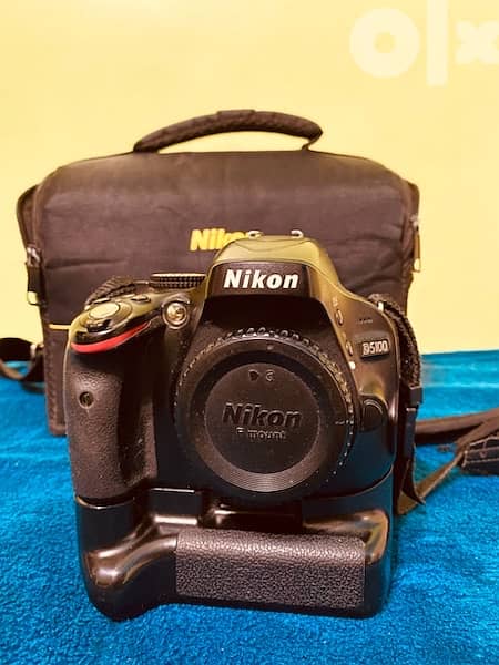 Nikon D5100 with 2 Lenses (55-300mm VR - 18-55mm VR)+ many accessories 2