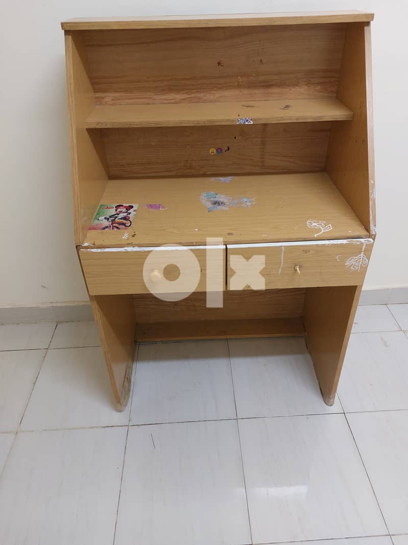 مكتب اطفال خشب ٨٠سم بحالة جيدة. 0