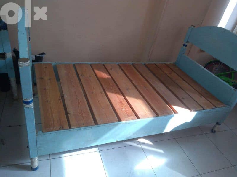 سرير للبيع بالخشب 3