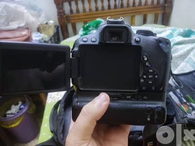 كاميرا canon - 700D شاتر ١٥٠٠٠:٢٠٠٠٠ كسر الزيرو