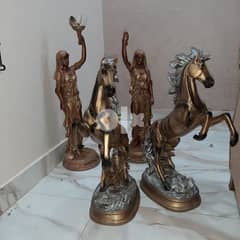 اربع تماثيل 2 حصان و2 تمثال الحرية 0