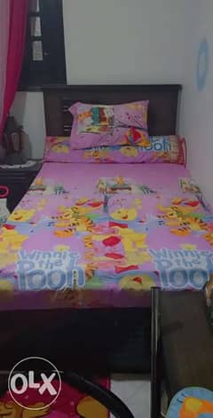 سرير اطفال للبيع بالمرتبة وتسريحة اطفال 0