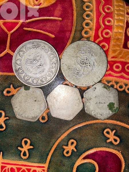 مجموعة كبيره من العملات القديمة النادره و طوابع بريد 9