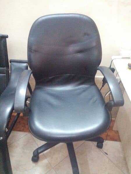 كرسي مكتب بحالة ممتازة وسعر مناسب 0
