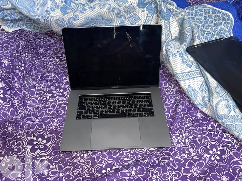 like new macbook pro 15 inch 2019 with touch screen pad with orig. box 2