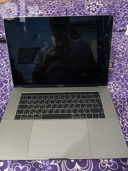 like new macbook pro 15 inch 2019 with touch screen pad with orig. box 6