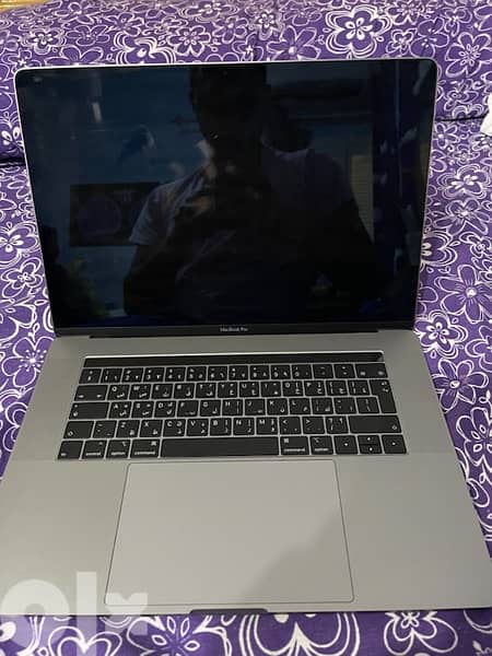like new macbook pro 15 inch 2019 with touch screen pad with orig. box 7
