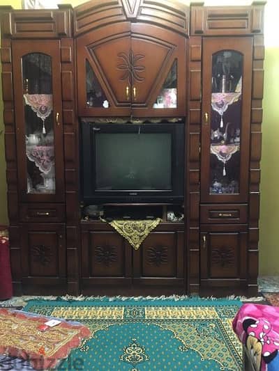 مكتبة وتليفزيون