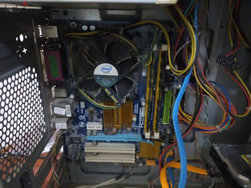 كيسة كاملة للبيع موديل G31M-ES2C gigabyte بروسيسور 2.5 جيجا هرتز 6