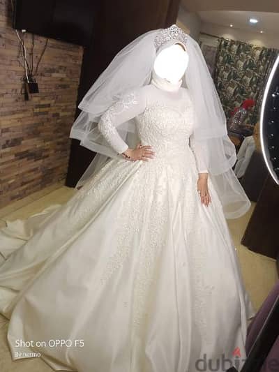فستان زفاف ملكي لبسه واحده