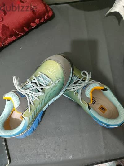 Caterpillar shoes for women  جديد لم يستخدم حذاء كاتربيلر للنساء