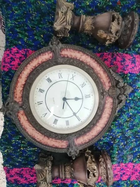 ساعة قديمة مع قطعتين للزينة 1