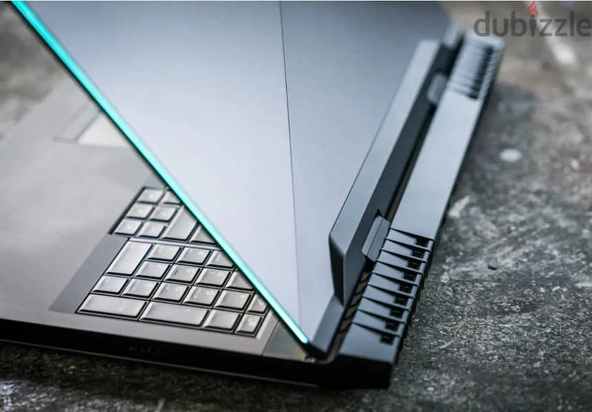 laptop ailenware 17 R4  لابتوب الين وير + الشنطه 1