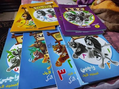 كتب المستوى الاول للحضانه محلول فيها بسيط بالقلم الرصاص كنت جيباهم 400