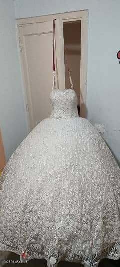 فستان زفاف للبيع بسعر ٢٥٠٠ جنية