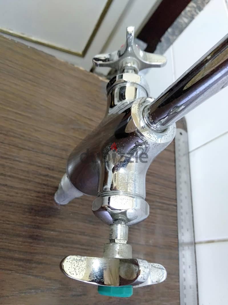 من النوادر . Water Saving Faucet خلاط من تجهيزات المعامل سخن وبارد . 3