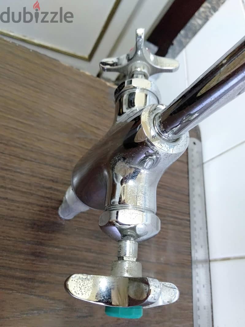 من النوادر . Water Saving Faucet خلاط من تجهيزات المعامل سخن وبارد . 1