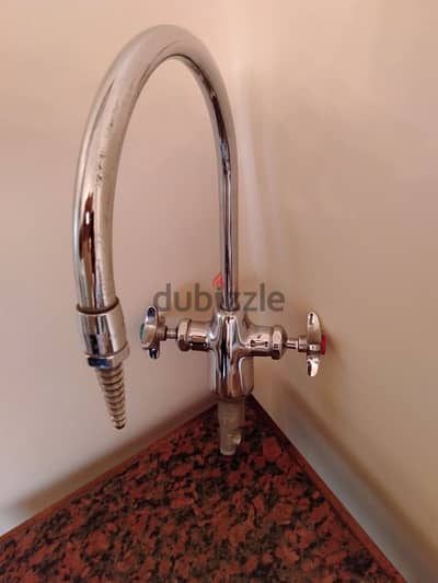 من النوادر . Water Saving Faucet خلاط من تجهيزات المعامل سخن وبارد .