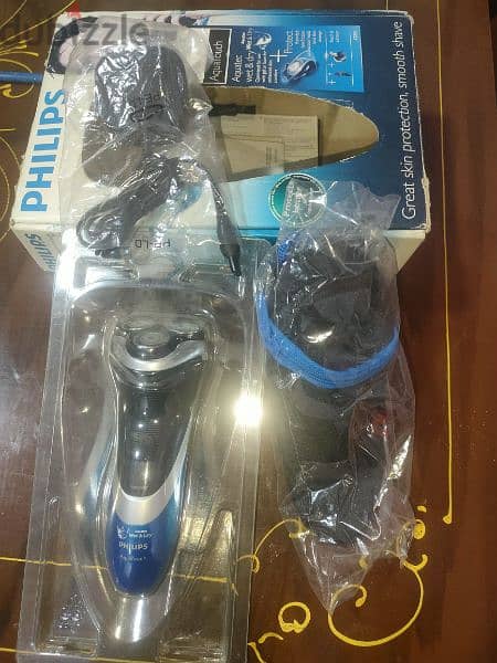 Philips AT890 AquaTouch Wet & Dry Electric Shaver 2