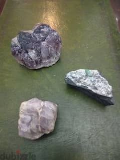 3 حجر كريم طبيعي خام " اماتيست - زمرد " 0