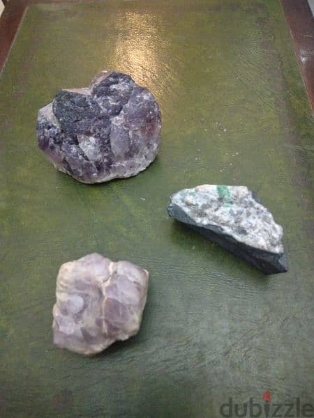 3 حجر كريم طبيعي خام " اماتيست - زمرد " 4