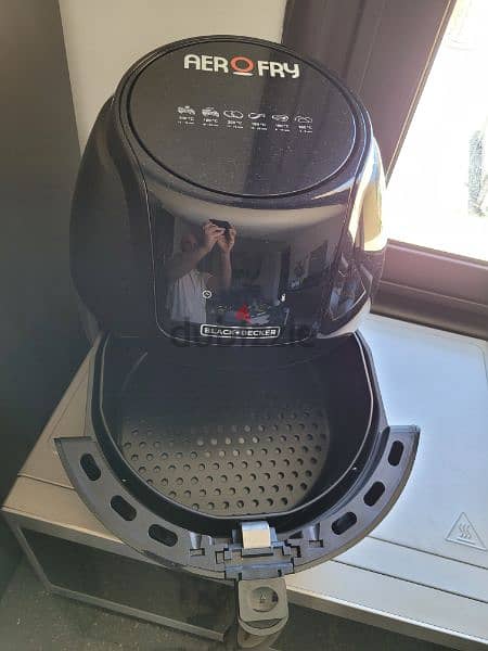 Black and Decker Air fryer/ used less than a month 1